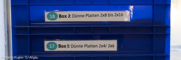 Zu sehen sind Kisten der Bausteinestadt