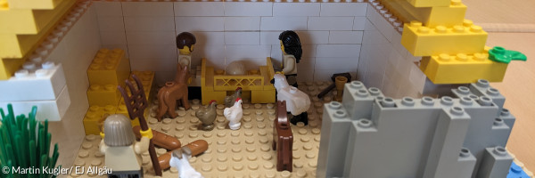 Zu sehen ist die Krippe mit Maria und Josef.